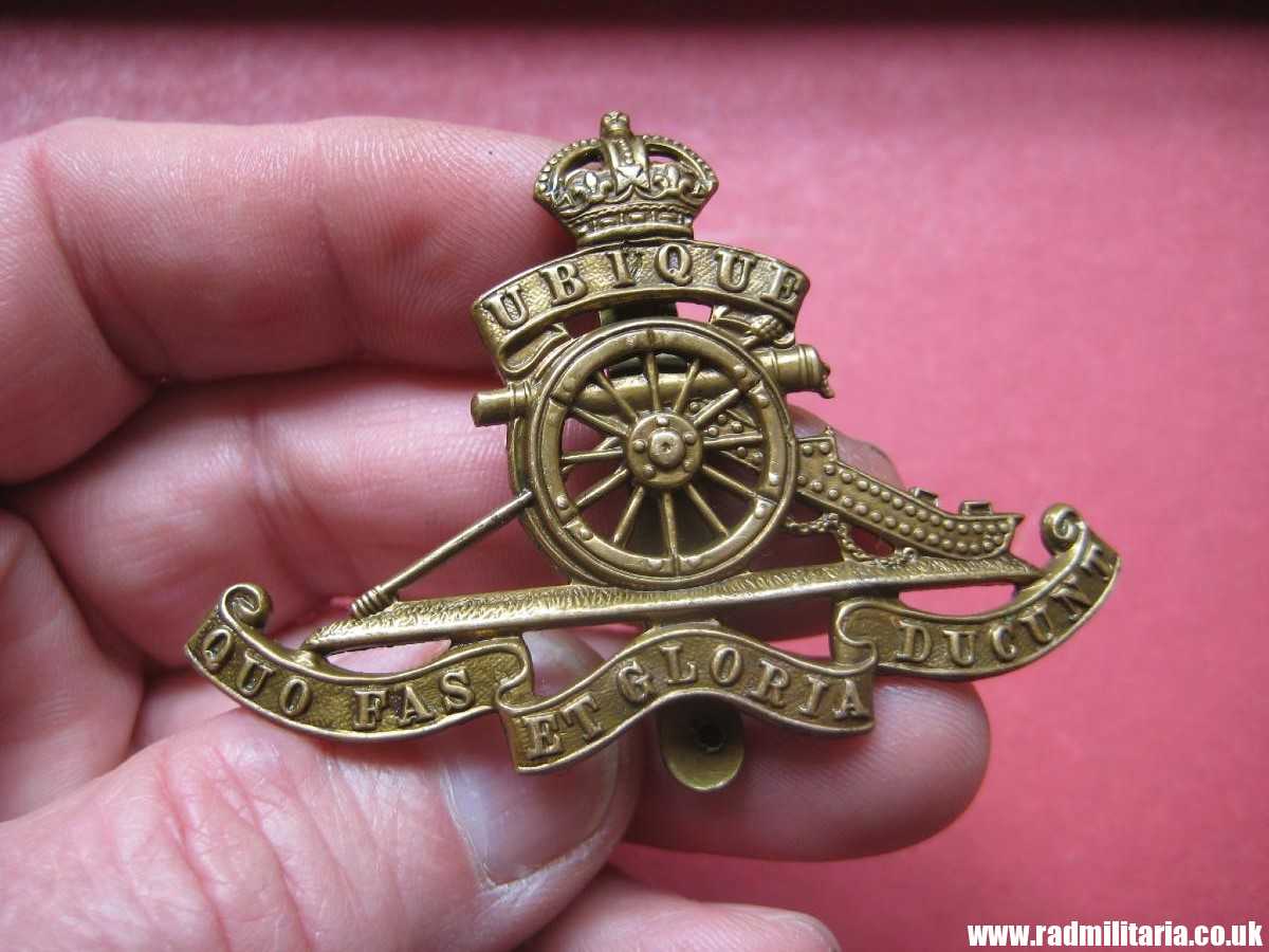 & WW1/WW2 original British CAP BADGE: Royal Artillery