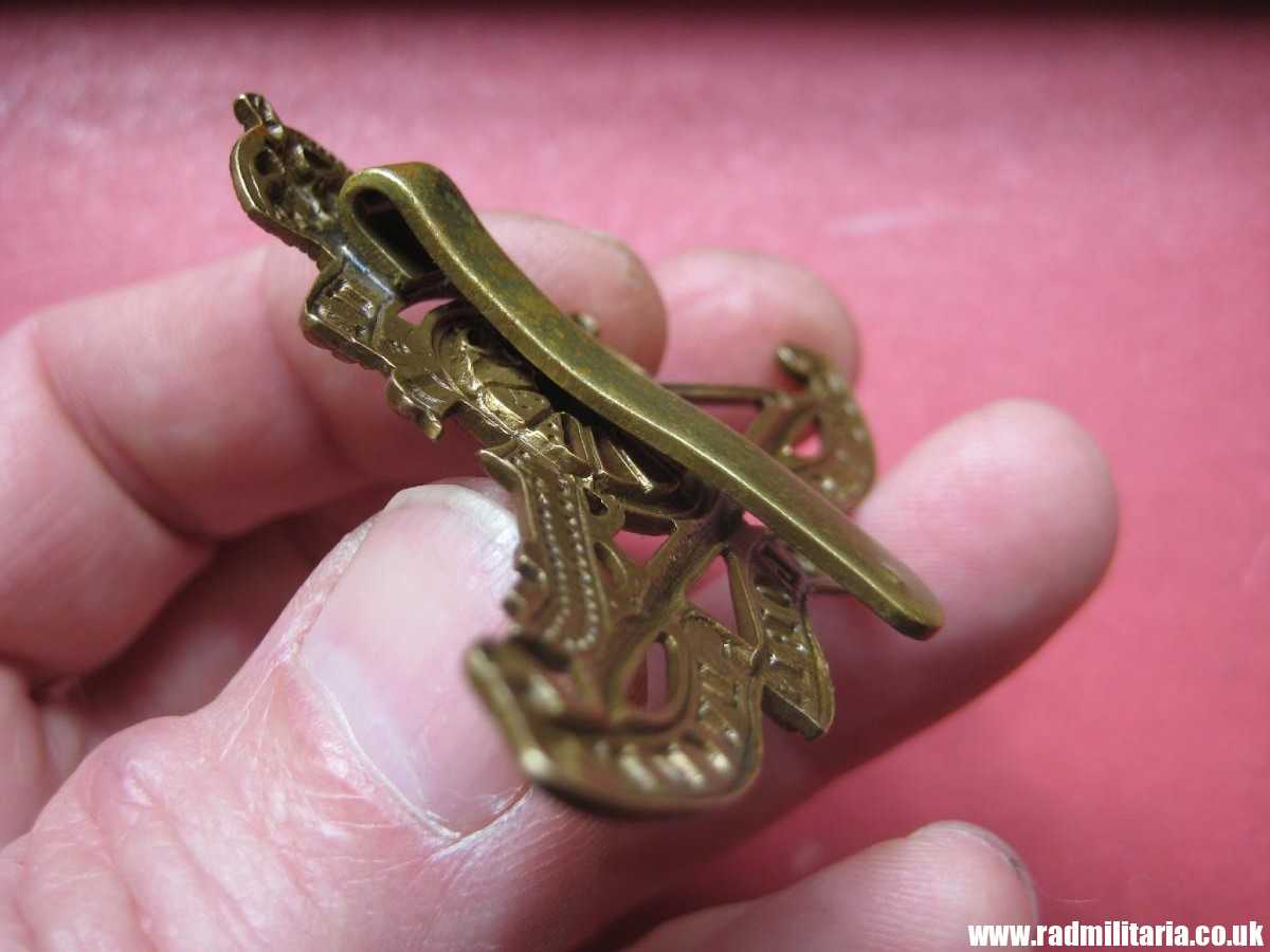 & WW1/WW2 original British CAP BADGE: Royal Artillery - Image 9