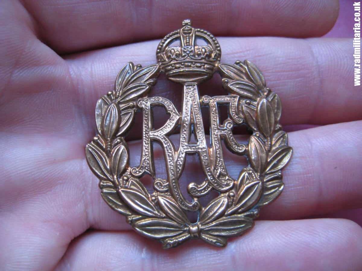 & WW2 Royal Air Force CAP BADGE RAF original bronze badge in very good condition, genuine ! - Image 2