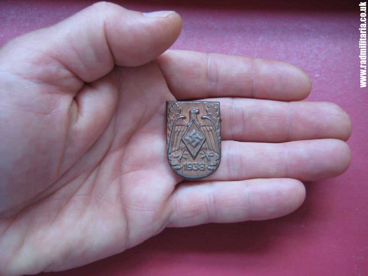 & original German HJ BADGE Tinnie Badge with date - 1938 good condition. - Image 3