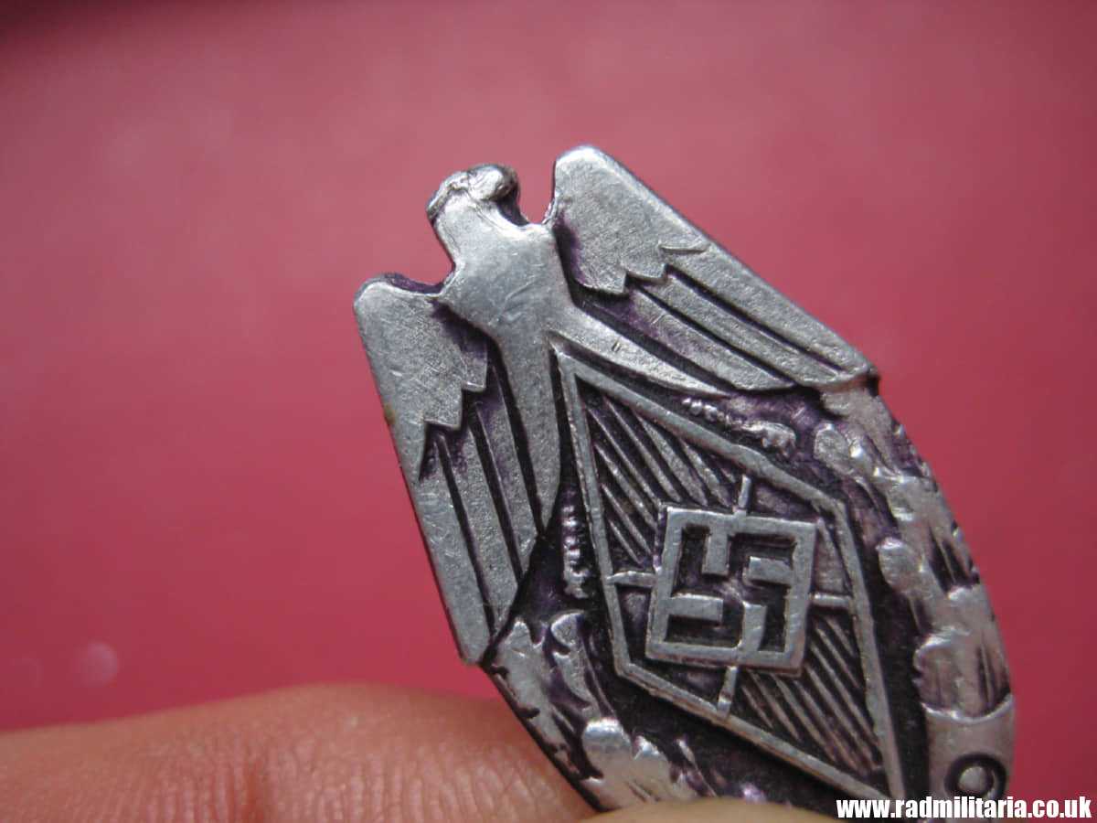 & WW2 German HJ HitlerJugend BADGE 1939 - maker: FECHLER BERNSBACH/ERZG. in v. good condition. - Image 11