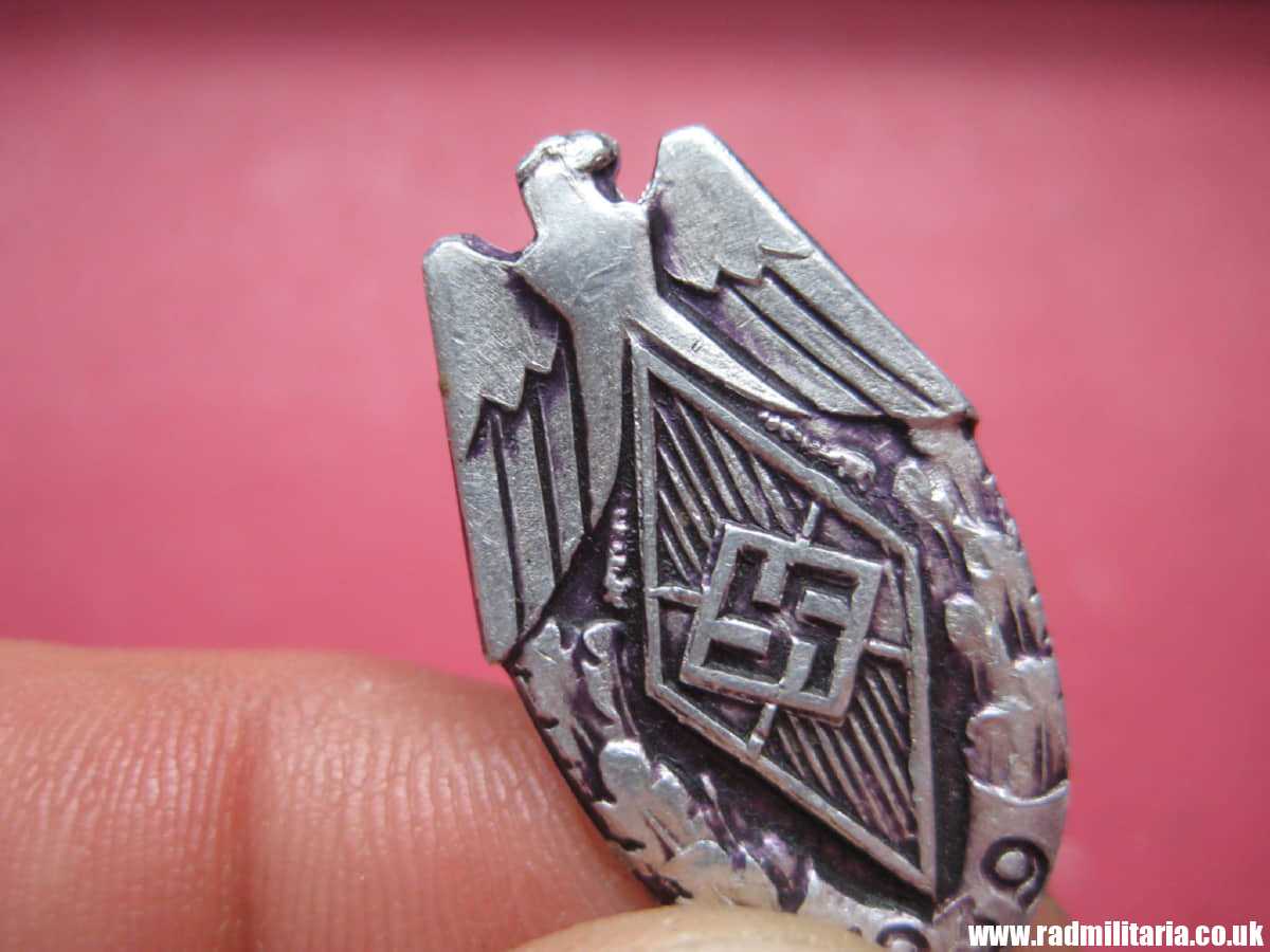 & WW2 German HJ HitlerJugend BADGE 1939 - maker: FECHLER BERNSBACH/ERZG. in v. good condition. - Image 10