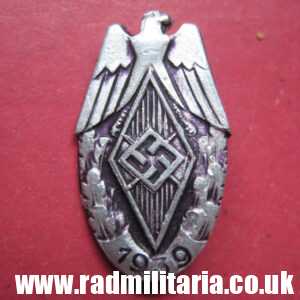 & WW2 German HJ HitlerJugend BADGE 1939 - maker: FECHLER BERNSBACH/ERZG. in v. good condition.