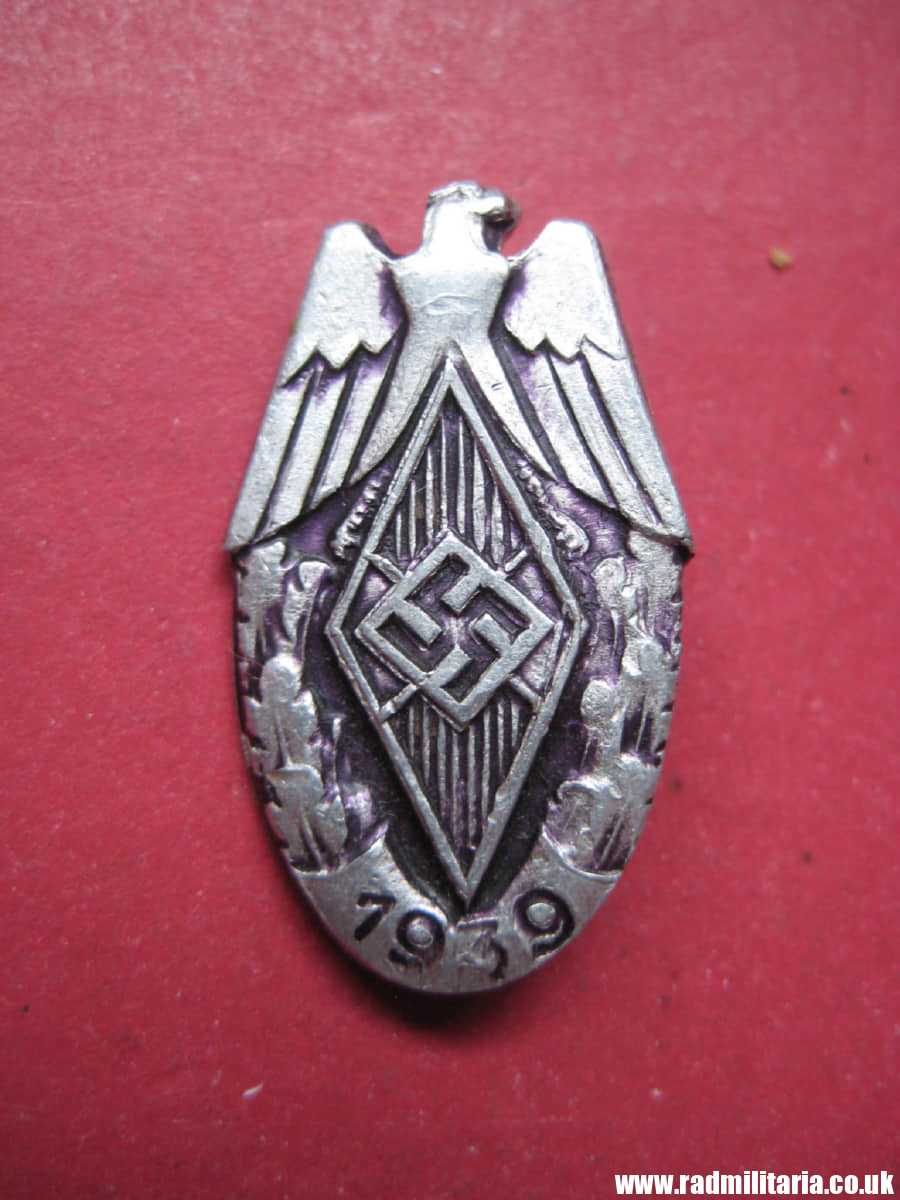 & WW2 German HJ HitlerJugend BADGE 1939 - maker: FECHLER BERNSBACH/ERZG. in v. good condition.
