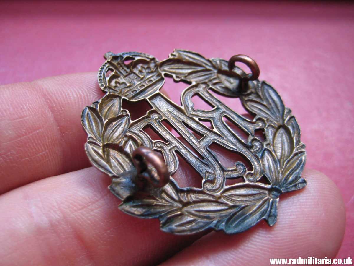 & WW2 Royal Air Force CAP BADGE RAF original badge in very good condition, genuine !! - Image 14