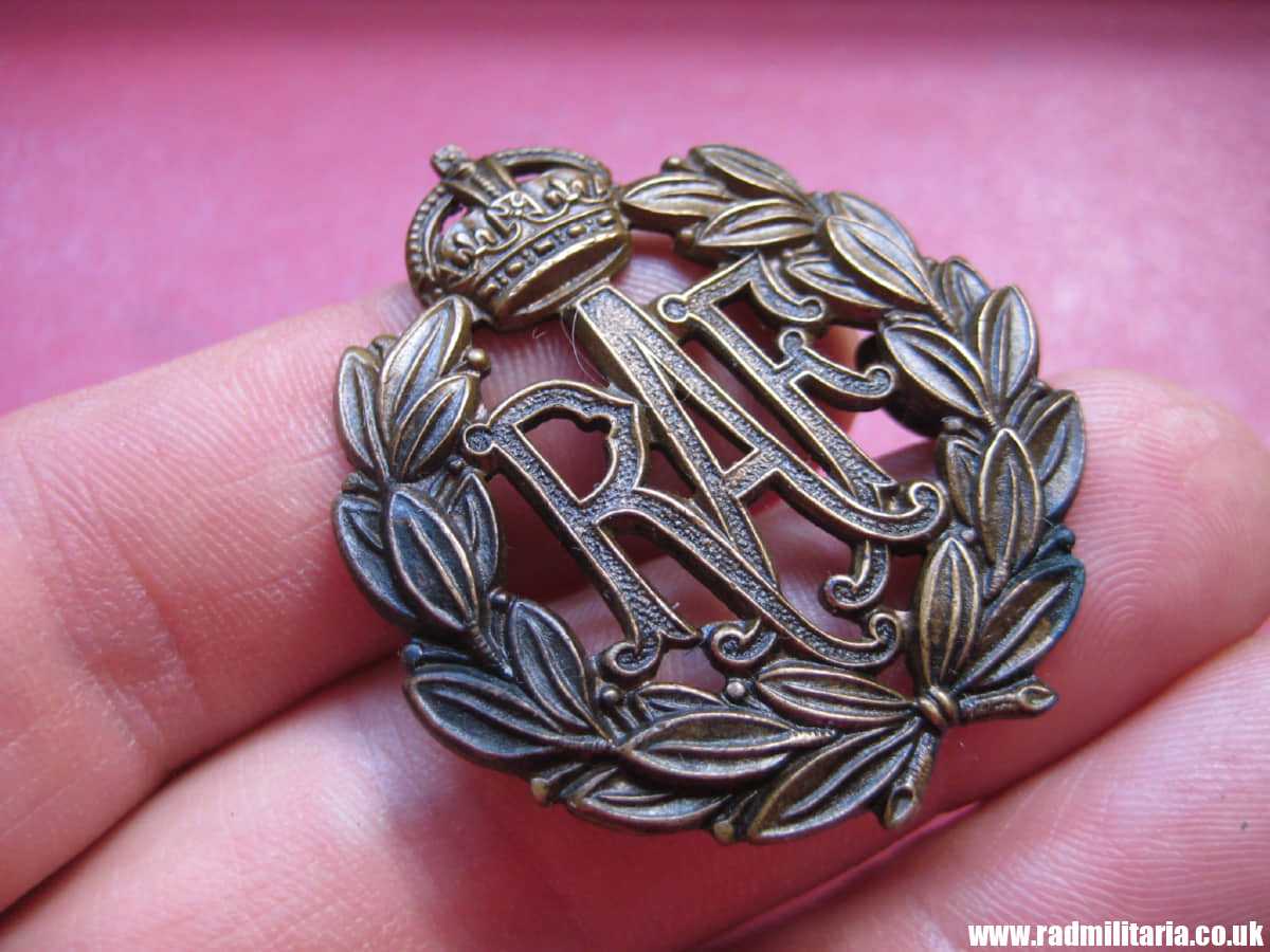 & WW2 Royal Air Force CAP BADGE RAF original badge in very good condition, genuine !!