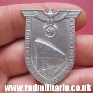 & WW2 original German BADGE: Der Fuhrer am 1 April 1939 in Wilhelmshaven, RZM M1/35 - rare tinnie badge