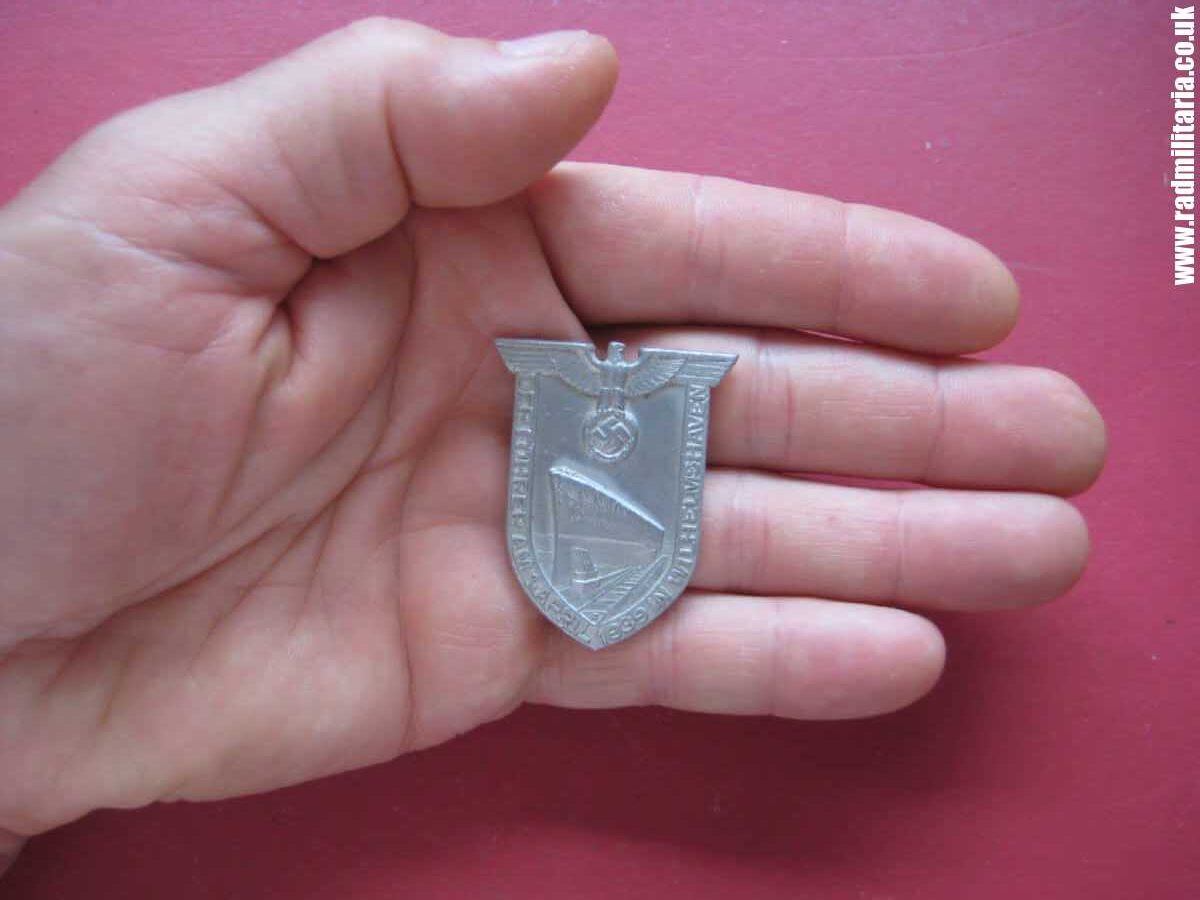 & WW2 original German BADGE: Der Fuhrer am 1 April 1939 in Wilhelmshaven, RZM M1/35 - rare tinnie badge - Image 11