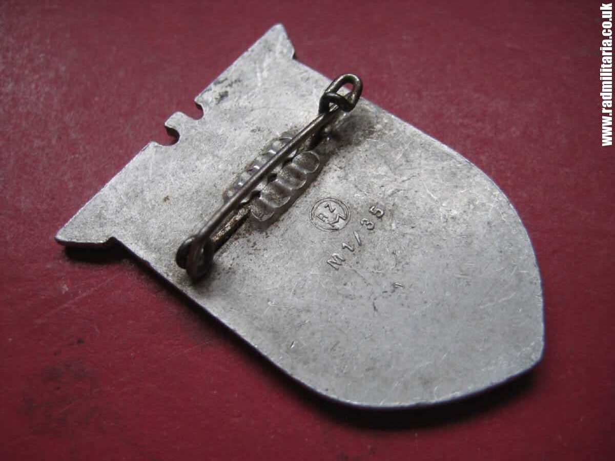 & WW2 original German BADGE: Der Fuhrer am 1 April 1939 in Wilhelmshaven, RZM M1/35 - rare tinnie badge - Image 8