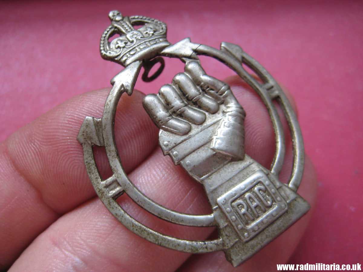 & WW2 British Army CAP BADGE - Royal Armoured Corps. - Image 4