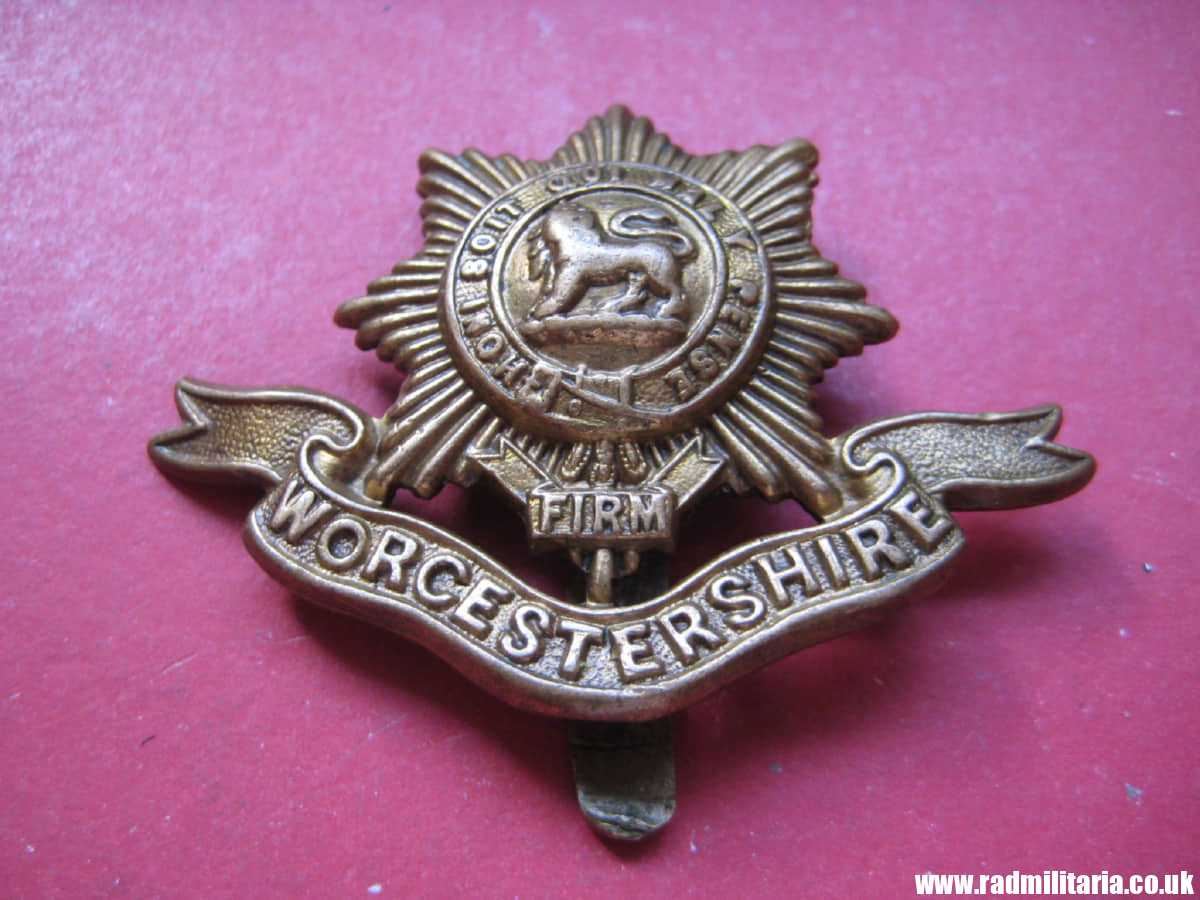 & WW1 original British CAP BADGE - WORCESTERSHIRE REGIMENT. - Image 2