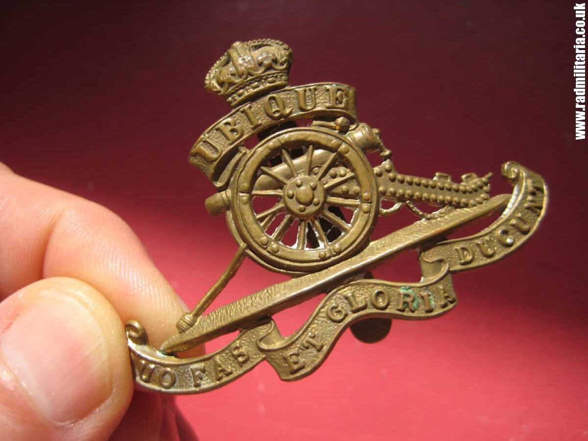 & WW1 original British CAP BADGE: Royal Artillery brass c.1917 Strengthened slider version Cap Badge. - Image 2