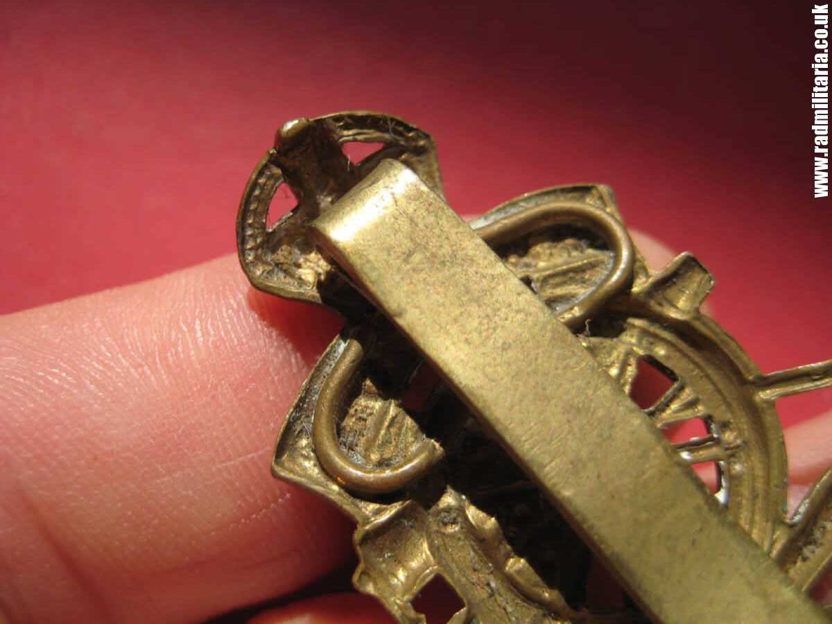 & WW1 original British CAP BADGE: Royal Artillery brass c.1917 Strengthened slider version Cap Badge. - Image 15