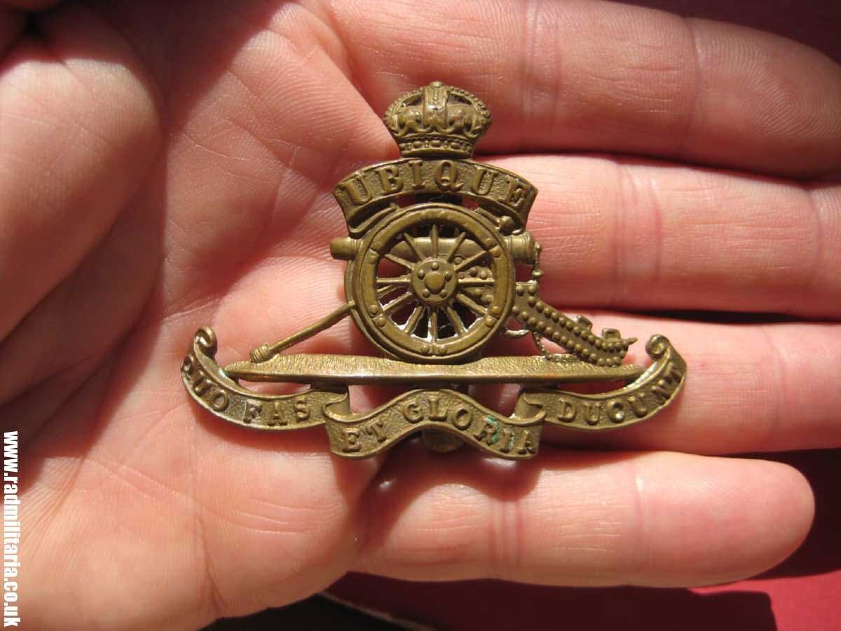& WW1 original British CAP BADGE: Royal Artillery brass c.1917 Strengthened slider version Cap Badge. - Image 3