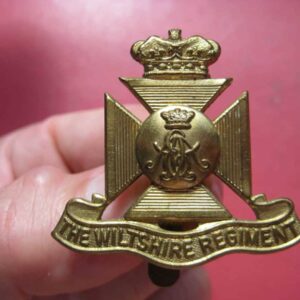 & WW2 British Army original CAP BADGE - Wiltshire Regiment.
