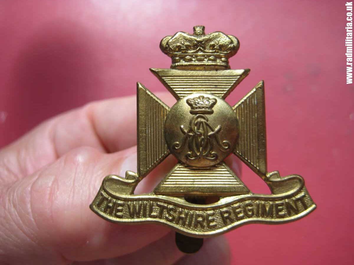 & WW2 British Army original CAP BADGE - Wiltshire Regiment.