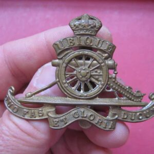 & WW1 original British CAP BADGE: Royal Artillery brass c.1917 Strengthened slider version Cap Badge.