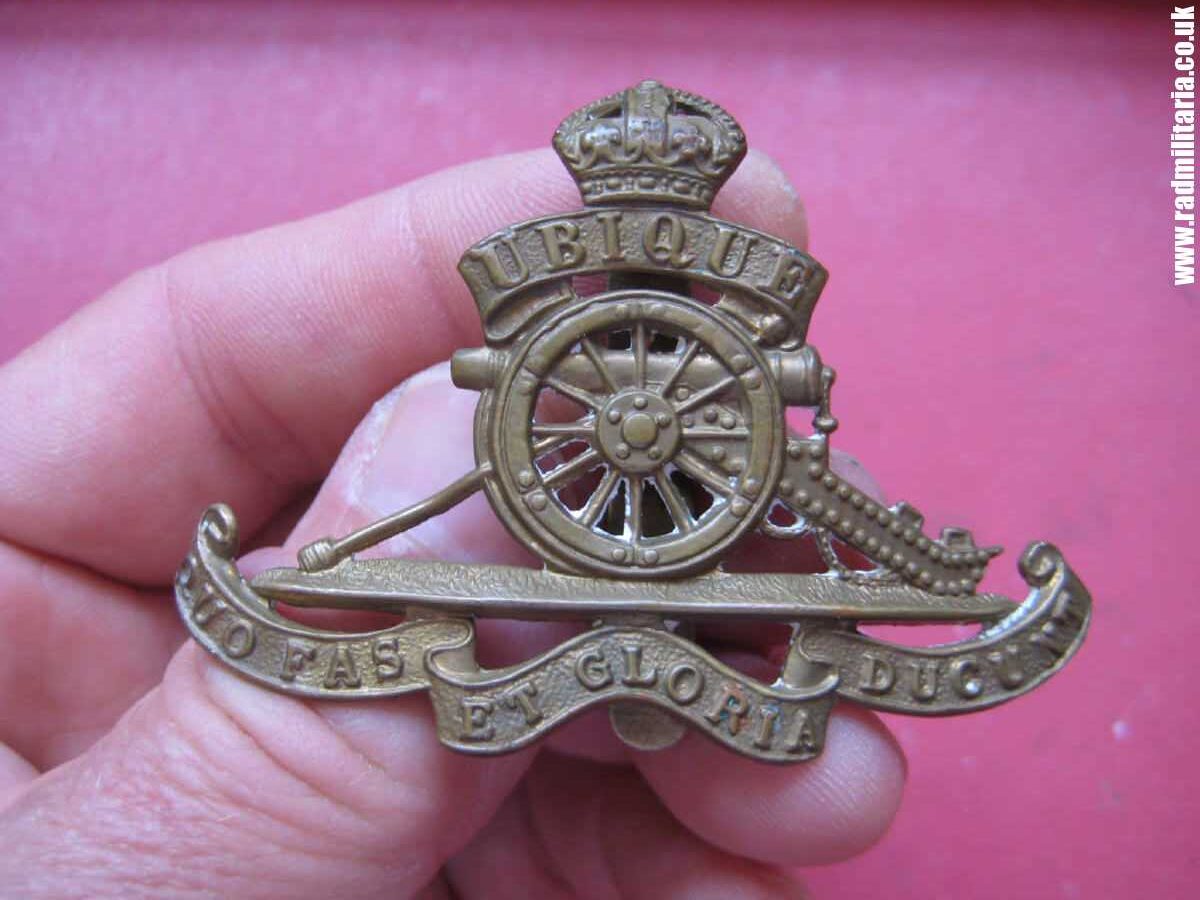 & WW1 original British CAP BADGE: Royal Artillery brass c.1917 Strengthened slider version Cap Badge.