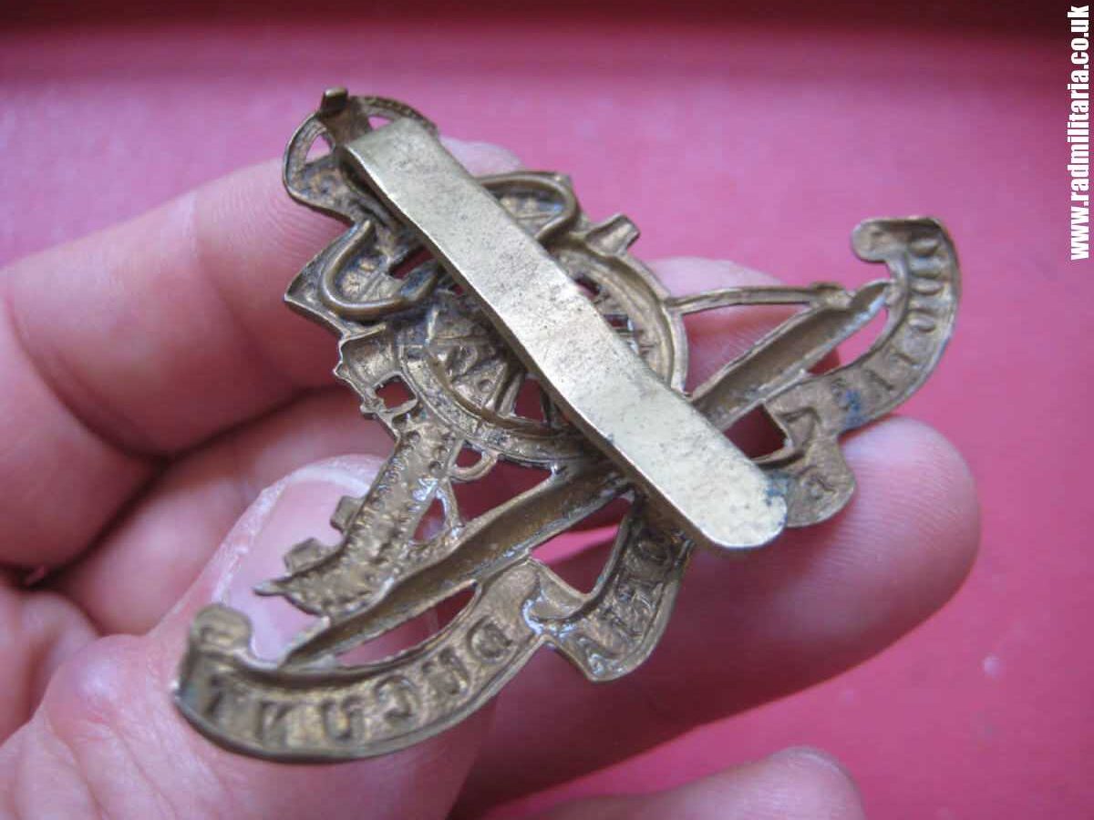 & WW1 original British CAP BADGE: Royal Artillery brass c.1917 Strengthened slider version Cap Badge. - Image 6