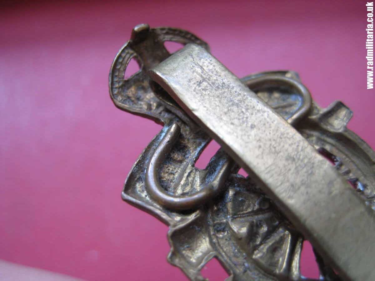 & WW1 original British CAP BADGE: Royal Artillery brass c.1917 Strengthened slider version Cap Badge. - Image 5
