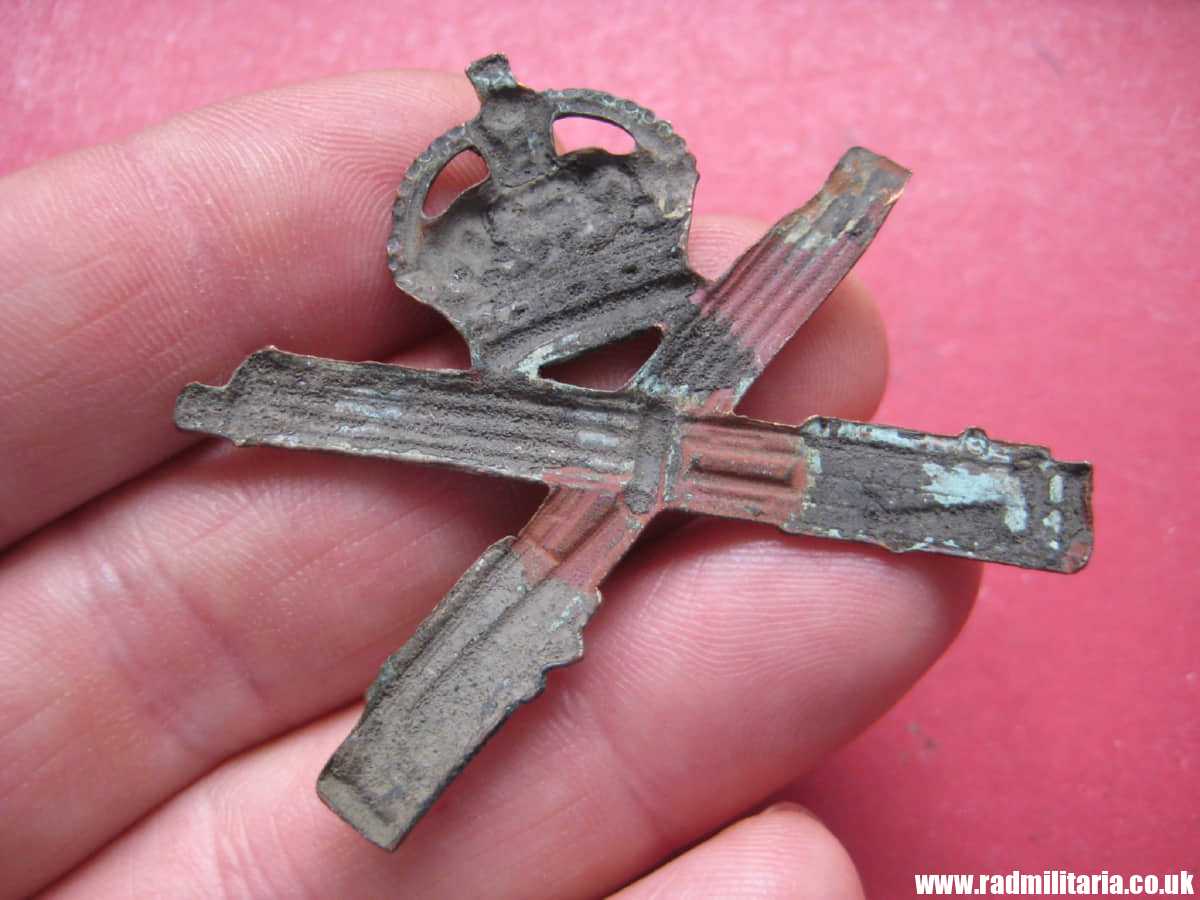 & WW1 British Machine Gun Corps CAP BADGE BADGE - metal detecting find. - Image 11