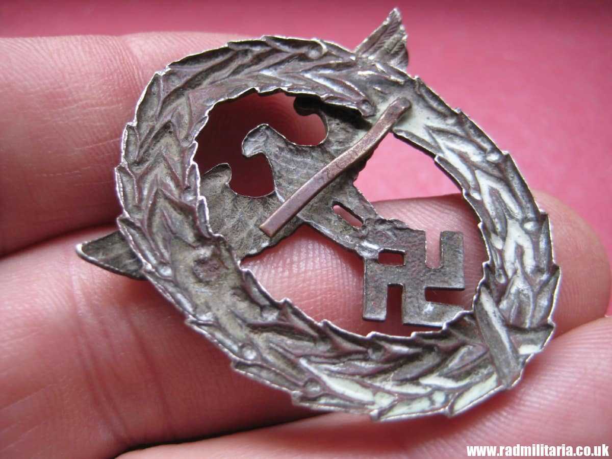 & WW2 original German EAGLE BADGE - cap badge, metal detecting find. - Image 4