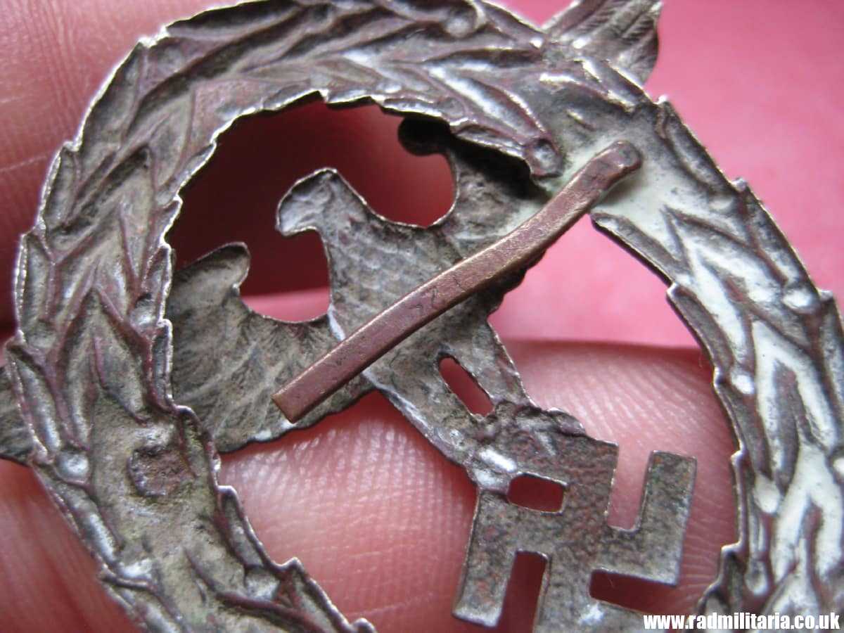 & WW2 original German EAGLE BADGE - cap badge, metal detecting find. - Image 5