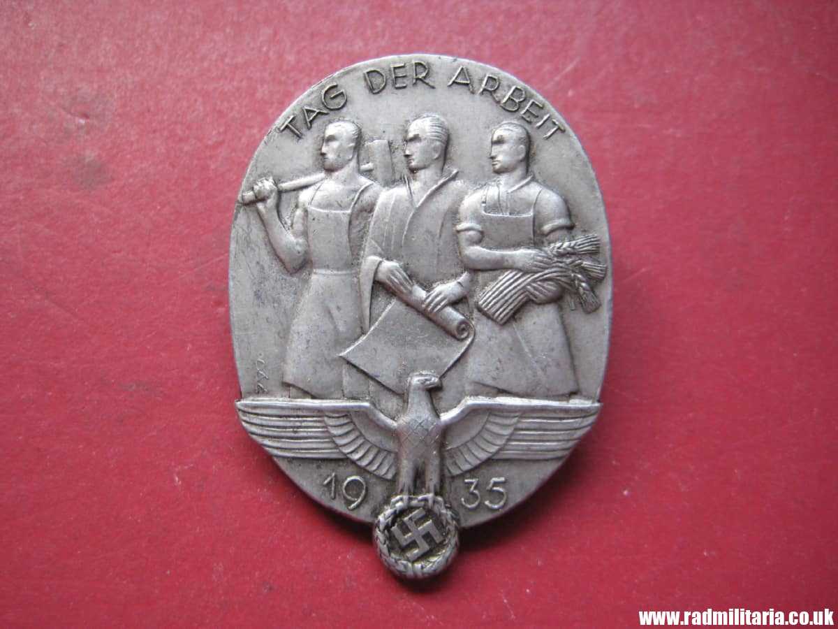 & WW2 original German TINNIE BADGE - Tag Der Arbeit 1935 marked: JFS - Josef Feix Sohne, Gablonz. - Image 2