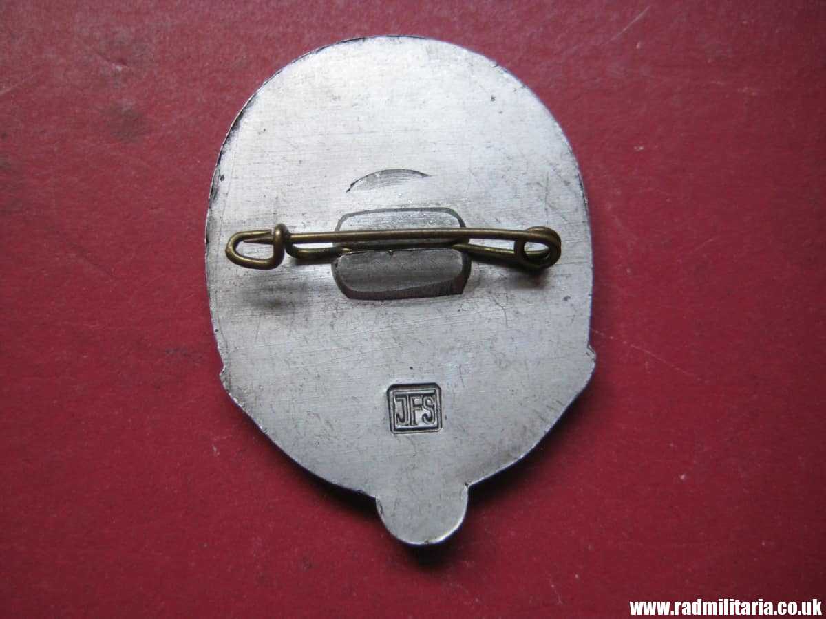 & WW2 original German TINNIE BADGE - Tag Der Arbeit 1935 marked: JFS - Josef Feix Sohne, Gablonz. - Image 3