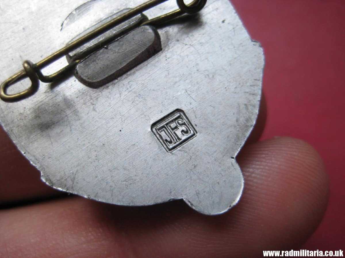 & WW2 original German TINNIE BADGE - Tag Der Arbeit 1935 marked: JFS - Josef Feix Sohne, Gablonz. - Image 4