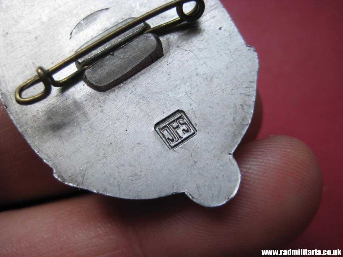 & WW2 original German TINNIE BADGE - Tag Der Arbeit 1935 marked: JFS - Josef Feix Sohne, Gablonz. - Image 12