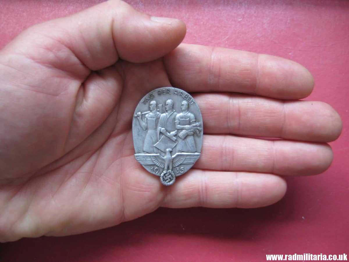 & WW2 original German TINNIE BADGE - Tag Der Arbeit 1935 marked: JFS - Josef Feix Sohne, Gablonz. - Image 8