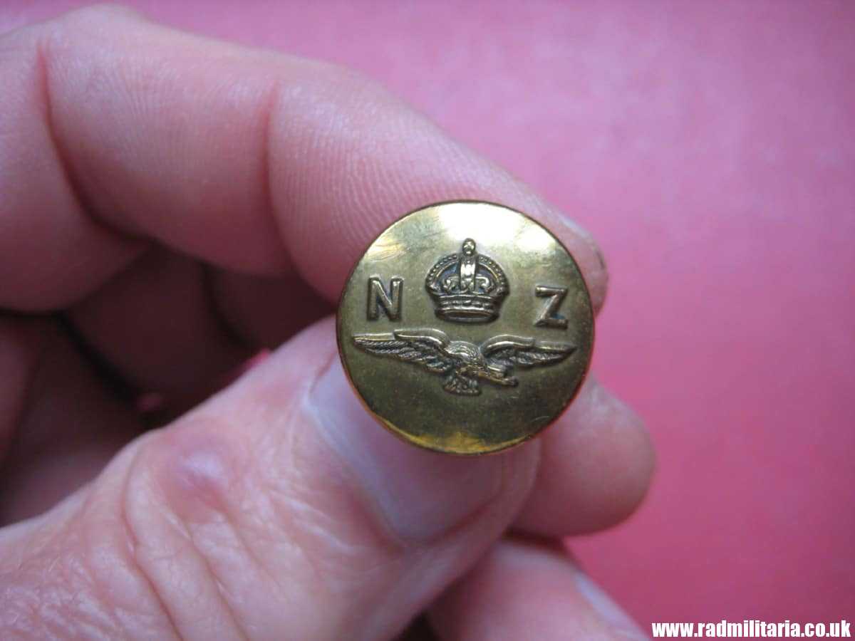 & WW2 RAF (RNZAF) small COMPASS BUTTON: J.R. GAUNT & SON London. New Zealand Escape compass. VERY RARE !!! genuine !! - Image 2