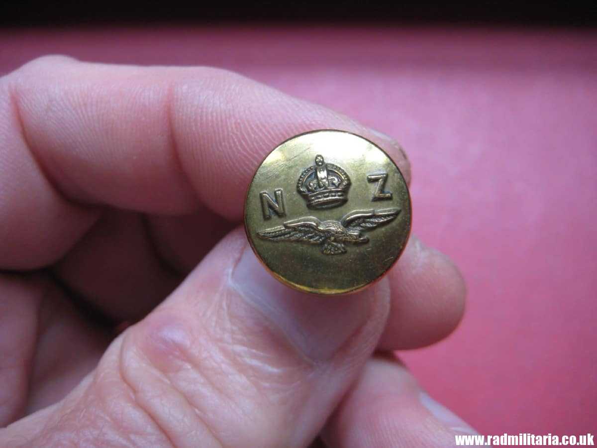 & WW2 RAF (RNZAF) small COMPASS BUTTON: J.R. GAUNT & SON London. New Zealand Escape compass. VERY RARE !!! genuine !! - Image 4