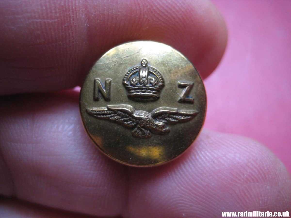& WW2 RAF (RNZAF) small COMPASS BUTTON: J.R. GAUNT & SON London. New Zealand Escape compass. VERY RARE !!! genuine !! - Image 11