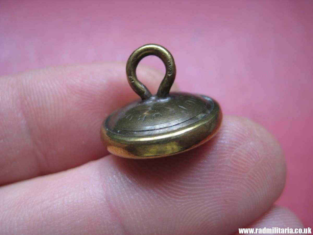 & WW2 RAF (RNZAF) small COMPASS BUTTON: J.R. GAUNT & SON London. New Zealand Escape compass. VERY RARE !!! genuine !! - Image 20