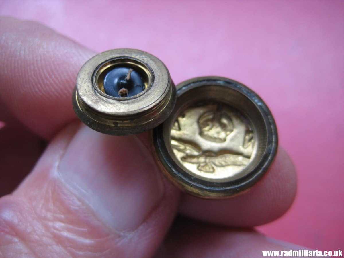 & WW2 RAF (RNZAF) small COMPASS BUTTON: J.R. GAUNT & SON London. New Zealand Escape compass. VERY RARE !!! genuine !! - Image 21