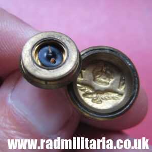 & WW2 RAF (RNZAF) small COMPASS BUTTON: J.R. GAUNT & SON London. New Zealand Escape compass. VERY RARE !!! genuine !!