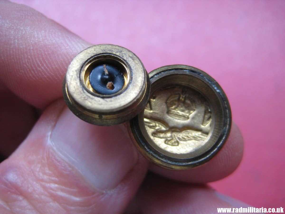 & WW2 RAF (RNZAF) small COMPASS BUTTON: J.R. GAUNT & SON London. New Zealand Escape compass. VERY RARE !!! genuine !!