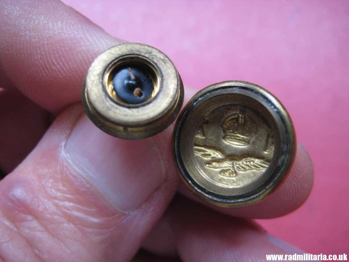 & WW2 RAF (RNZAF) small COMPASS BUTTON: J.R. GAUNT & SON London. New Zealand Escape compass. VERY RARE !!! genuine !! - Image 23