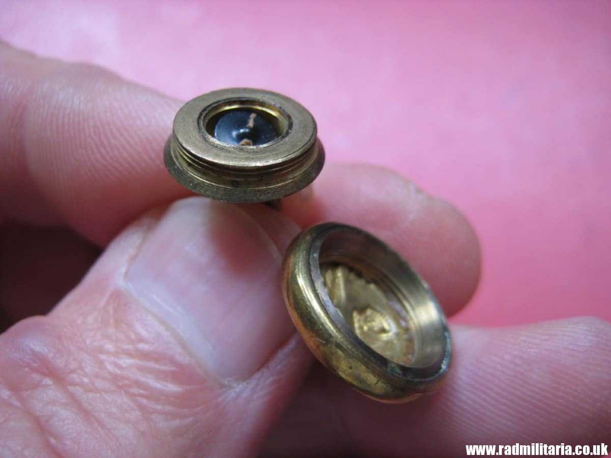 & WW2 RAF (RNZAF) small COMPASS BUTTON: J.R. GAUNT & SON London. New Zealand Escape compass. VERY RARE !!! genuine !! - Image 24