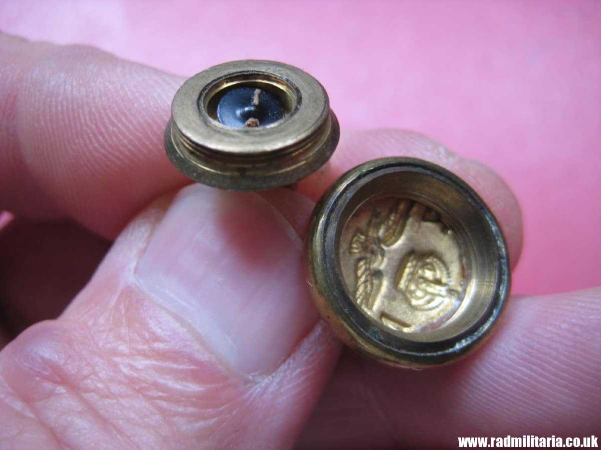 & WW2 RAF (RNZAF) small COMPASS BUTTON: J.R. GAUNT & SON London. New Zealand Escape compass. VERY RARE !!! genuine !! - Image 25