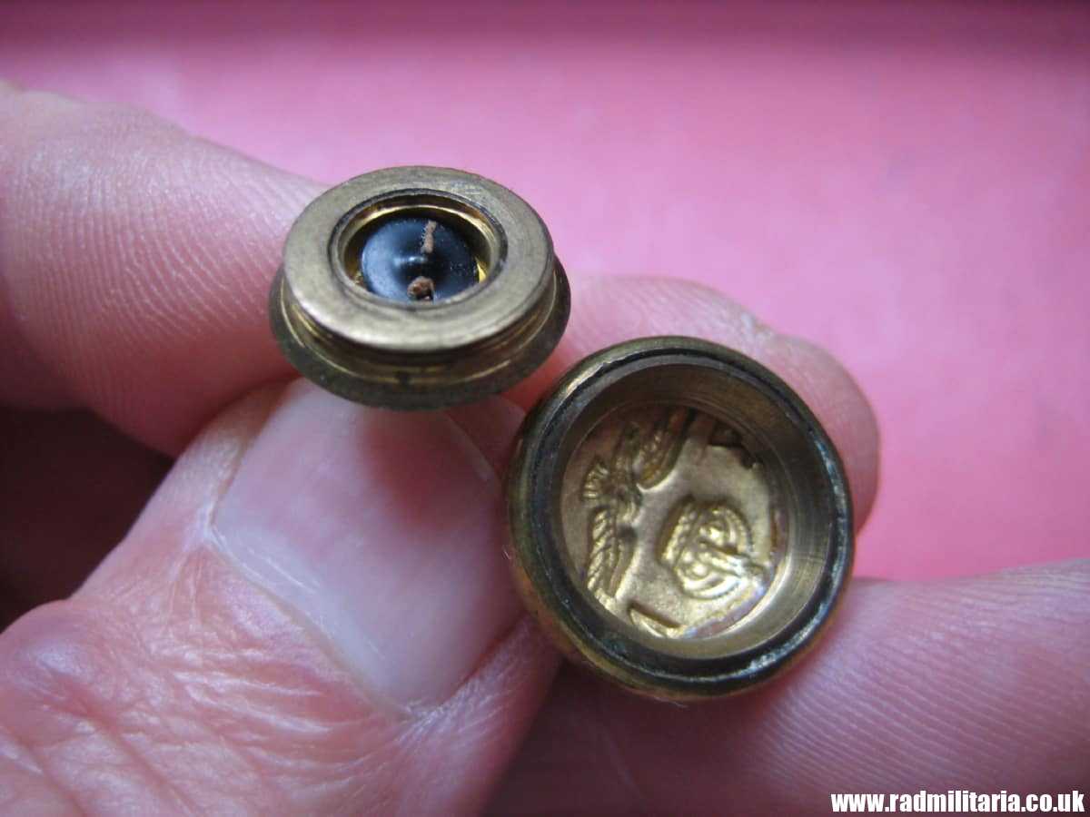 & WW2 RAF (RNZAF) small COMPASS BUTTON: J.R. GAUNT & SON London. New Zealand Escape compass. VERY RARE !!! genuine !! - Image 26