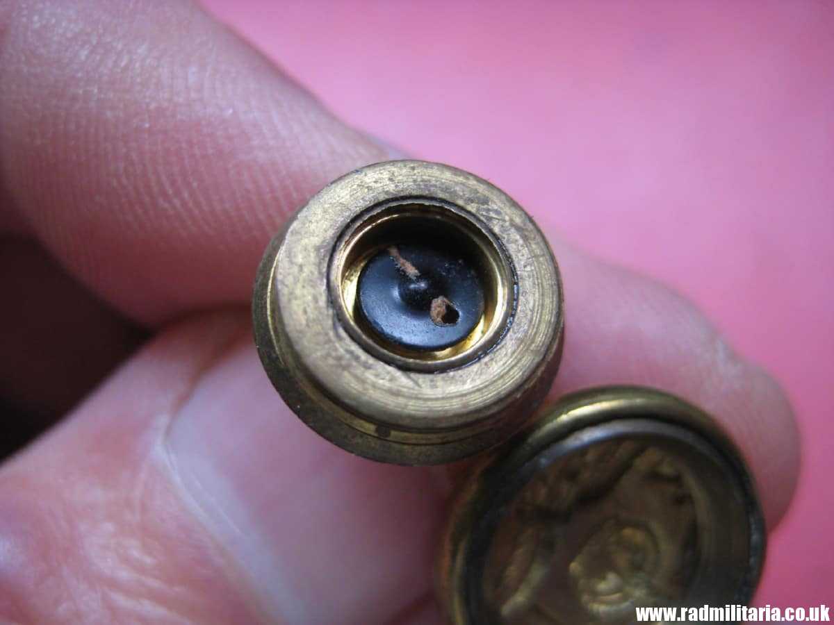 & WW2 RAF (RNZAF) small COMPASS BUTTON: J.R. GAUNT & SON London. New Zealand Escape compass. VERY RARE !!! genuine !! - Image 27