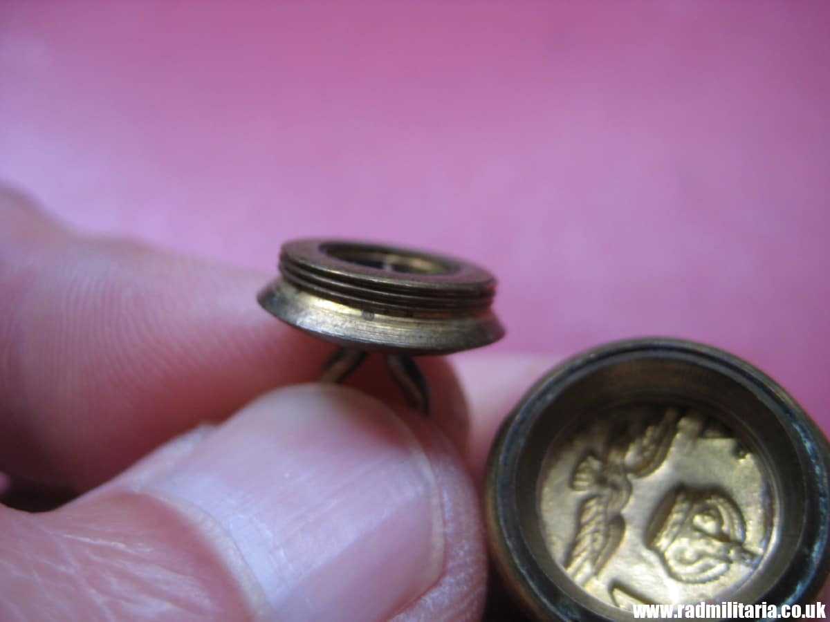 & WW2 RAF (RNZAF) small COMPASS BUTTON: J.R. GAUNT & SON London. New Zealand Escape compass. VERY RARE !!! genuine !! - Image 28