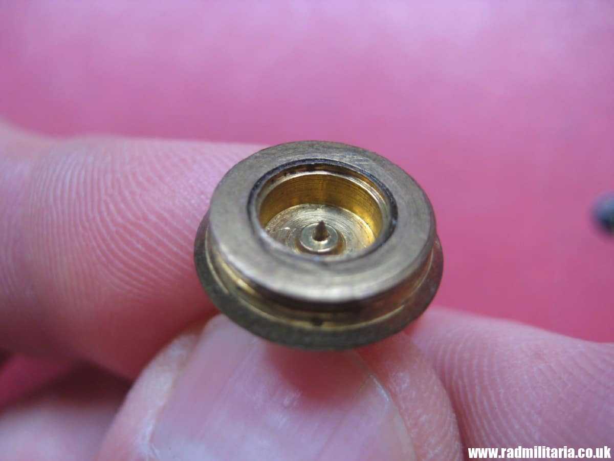 & WW2 RAF (RNZAF) small COMPASS BUTTON: J.R. GAUNT & SON London. New Zealand Escape compass. VERY RARE !!! genuine !! - Image 34