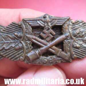 & WW2 original German NAHKAMPFSPANGE BADGE: Close Combat Clasp, metal detecting find.