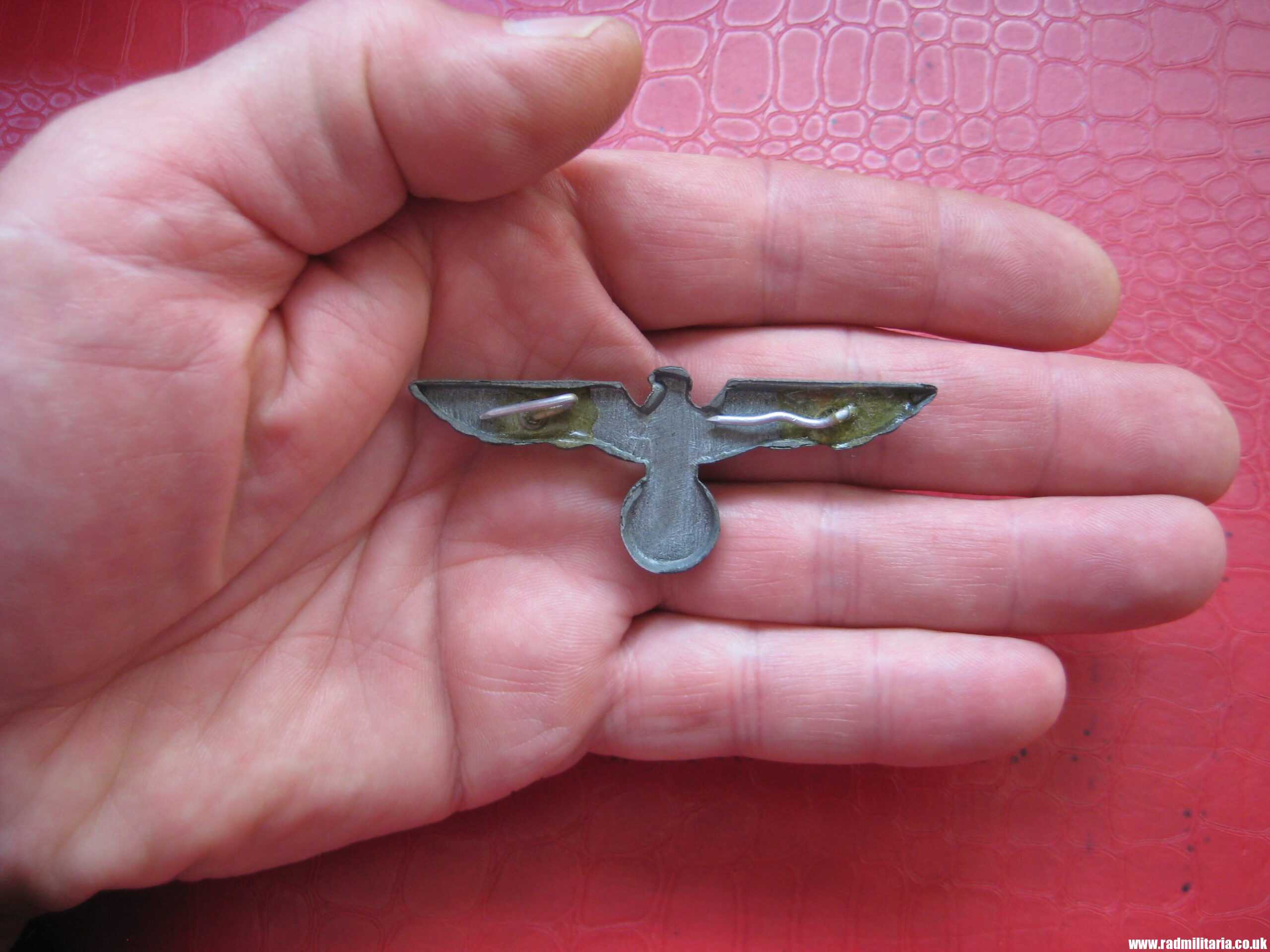 & German Wehrmacht EAGLE CAP BADGE, zinc - original or fake? - Image 4