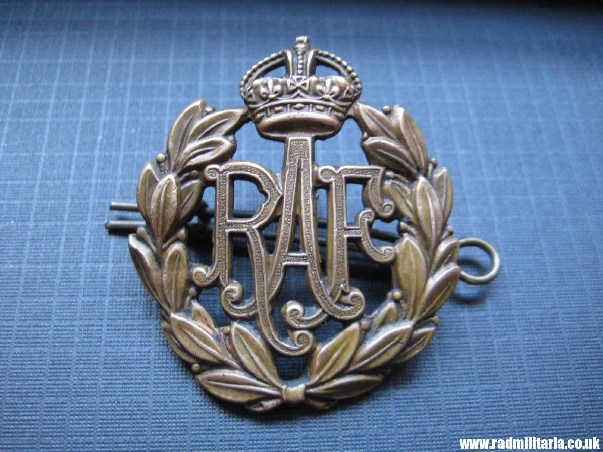 & WW2 Royal Air Force CAP BADGE RAF original bronze badge in very good condition, genuine !! - Image 2