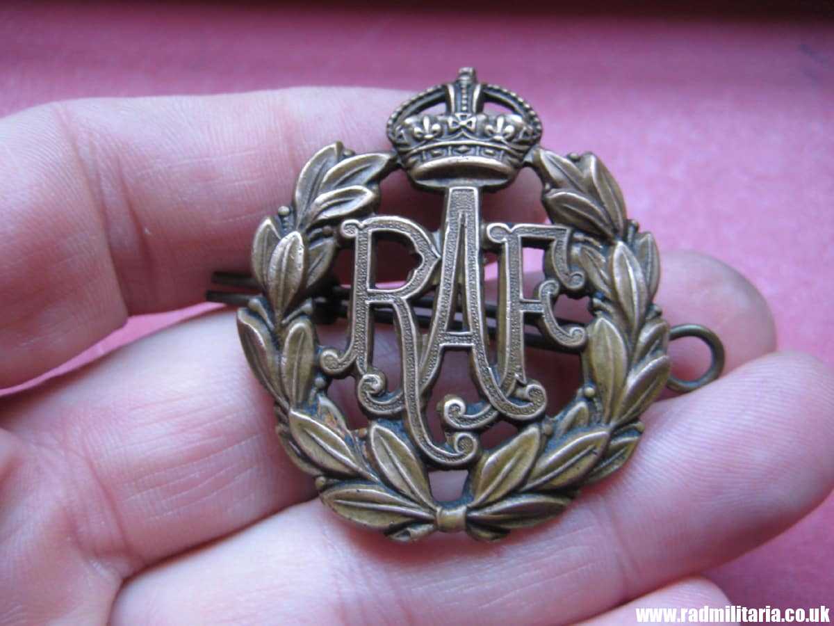 & WW2 Royal Air Force CAP BADGE RAF original bronze badge in very good condition, genuine !! - Image 5